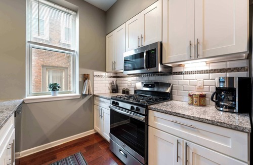 Society Hill Apartment | South St in Style! Walkers Dream Location