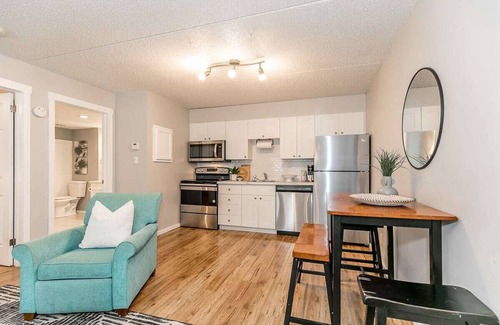 Collingwood Condo | South Wind - Modern Condo in Collingwood - Sleep 5