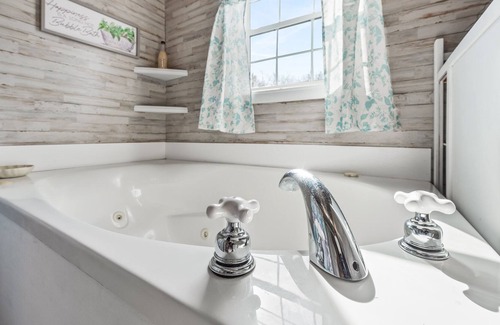 Fort Payne Other | Southern Comfort Farmhouse | WiFi | Dog Friendly | Near Preserve | Fire Pit |BBQ