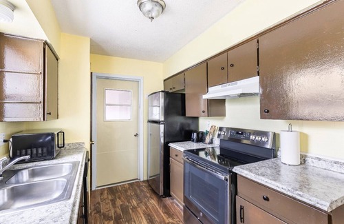 Garland House | Southern Comfort Near Dallas Metroplex Area Accommodates 9 Guests