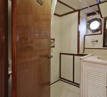 Ciutat Vella Boat Rental | Southern Cross