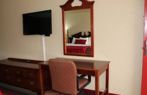 Perry House | Southern Hospitality! Great Unit, Pool, Gym, Business Center, Free Parking!