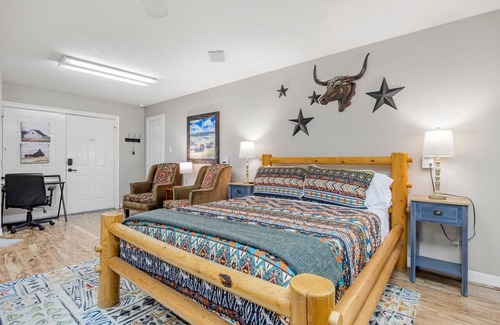 Magnolia House | Southern Studio On 13 Acres In A Quiet Neighborhood