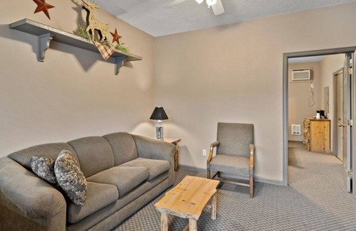Lowman Hotel | Southfork Lodge - Riverside Inn