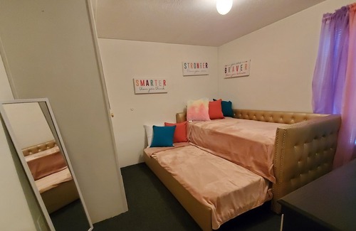 West Newton House | SOUTHWEST COMFORT CLOSE TO AIRPORT!