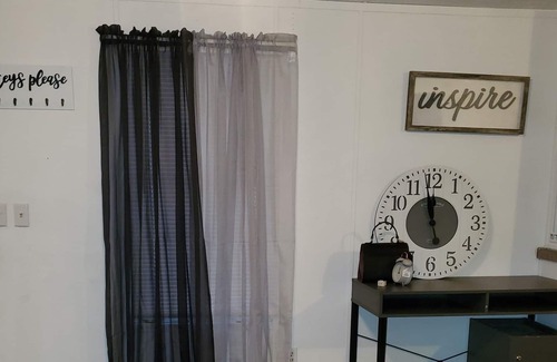 West Newton House | SOUTHWEST COMFORT CLOSE TO AIRPORT!