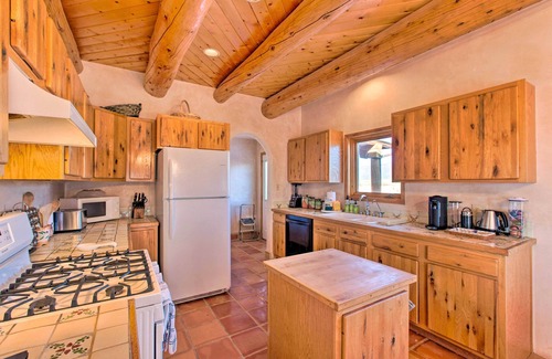 El Prado House | Southwest Home w/360-Degree Mtn View, Ski Nearby!