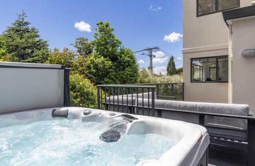 Greenlane - Ellerslie House | Spa, Movies, Pool table, Table tennis in Ellerslie!