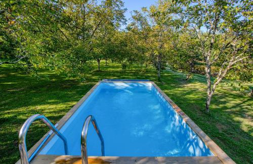 Saint-Cybranet Ski Chalet | spa privatif intérieur du chalet -la truffe- le bois de la pause-