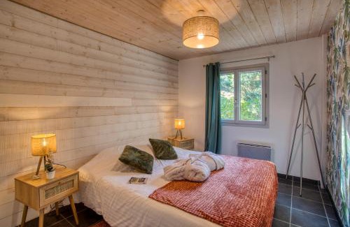 Saint-Cybranet Ski Chalet | spa privatif intérieur du chalet -la truffe- le bois de la pause-