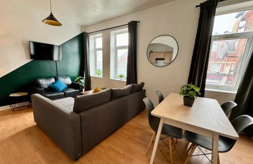 Plasnewydd Apartment | Space for groups, 10 mins from Queen St!