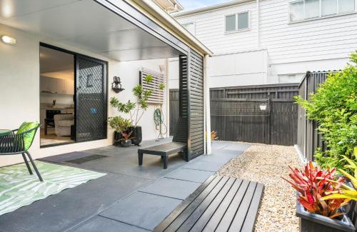 Wooloowin Apartment | Spacious 1-Bed Unit with Outdoor Patio Dining