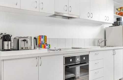 Wooloowin Apartment | Spacious 1-Bed Unit with Outdoor Patio Dining