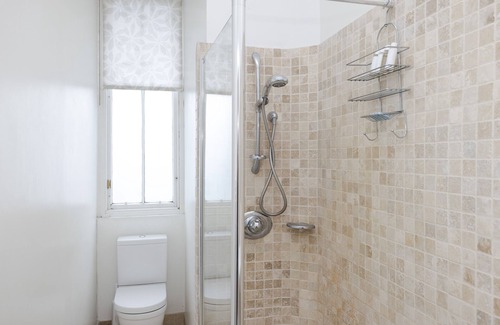 Bruntsfield Apartment | Spacious 1-BR Flat near Meadows and city centre
