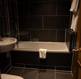 St. Helen's Apartment | Spacious 2-BDR Flat! 1 minute to tube station