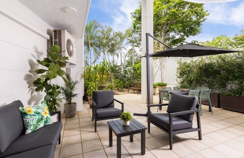 South Brisbane Apartment | Spacious 2 Bed/2 Bath Garden Apartment Aircon, Spacious 2 Bed Garden Apartment