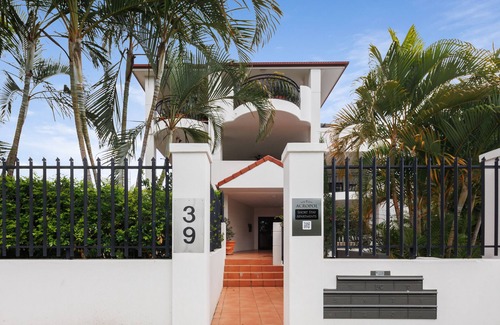 South Brisbane Apartment | Spacious 2 Bed/2 Bath Garden Apartment Aircon, Spacious 2 Bed Garden Apartment