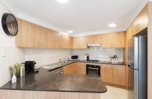 South Brisbane Apartment | Spacious 2 Bed/2 Bath Garden Apartment Aircon