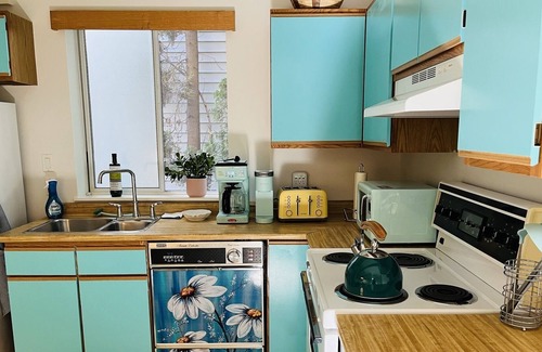 Upper Lonsdale Apartment | Spacious 2 bed/2 bath garden suite
