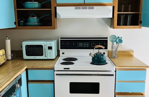 Upper Lonsdale Apartment | Spacious 2 bed/2 bath garden suite