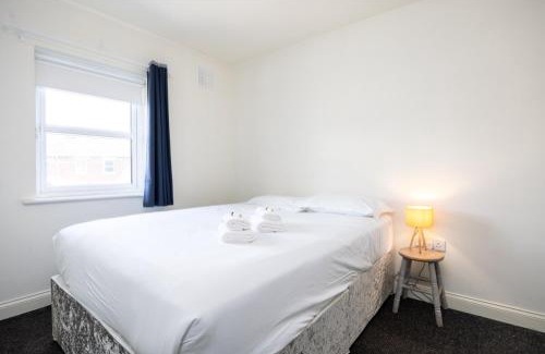 Dublin Apartment | Spacious 2 Bed House - 20 Min Bus To City Center