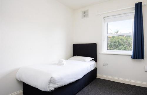 Dublin Apartment | Spacious 2 Bed House - 20 Min Bus To City Center