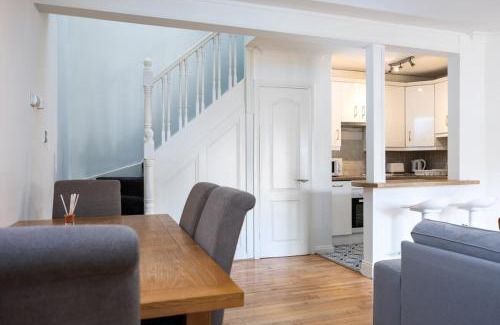Dublin Apartment | Spacious 2 Bed House - 20 Min Bus To City Center
