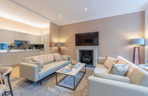 New Town Apartment | Spacious 2-Bed on Wemyss Place- Walk to Princes St, Pet-Friendly, Sleeps 5