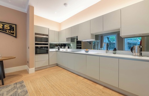 New Town Apartment | Spacious 2-Bed on Wemyss Place- Walk to Princes St, Pet-Friendly, Sleeps 5