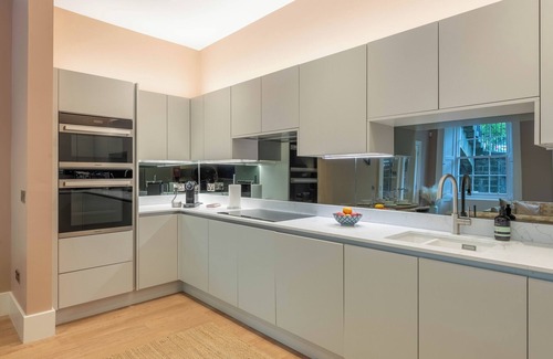 New Town Apartment | Spacious 2-Bed on Wemyss Place- Walk to Princes St, Pet-Friendly, Sleeps 5