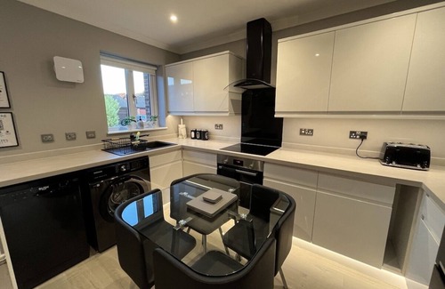 Stevenage House | Spacious 2-Bedroom House with Garden – Sleeps 5