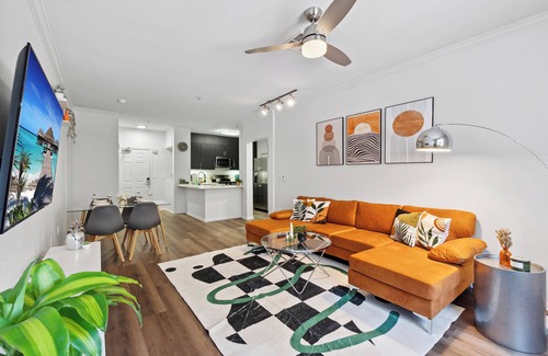 Marina del Rey Apartment | Spacious 2-bedroom apartment with pool, gym and free parking in adorable MdR!