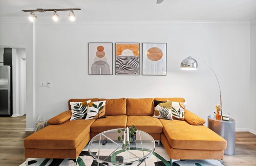 Marina del Rey Apartment | Spacious 2-bedroom apartment with pool, gym and free parking in adorable MdR!