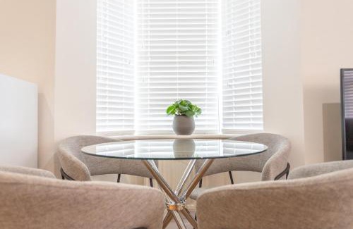 Bedford Apartment | Spacious 2 Bedroom Apartment in Bedford, Near Milton Keynes & Local Business Parks