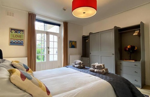 Harrow Road Apartment | Spacious 2 Bedroom Apartment in Maida Vale