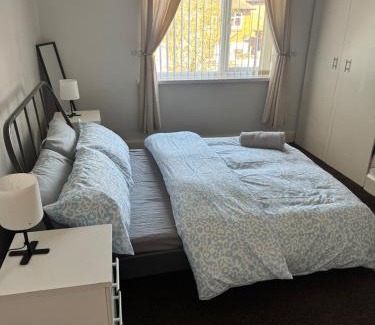 Newcastle-upon-Tyne Apartment | Spacious 2 bedroom flat in Newcastle w Free parking