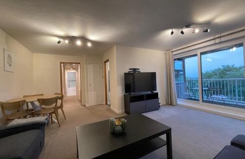 Surbiton Hill Apartment | Spacious 2-Bedroom Flat Near Surbiton Station