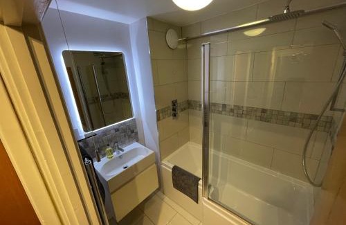 Surbiton Hill Apartment | Spacious 2-Bedroom Flat Near Surbiton Station