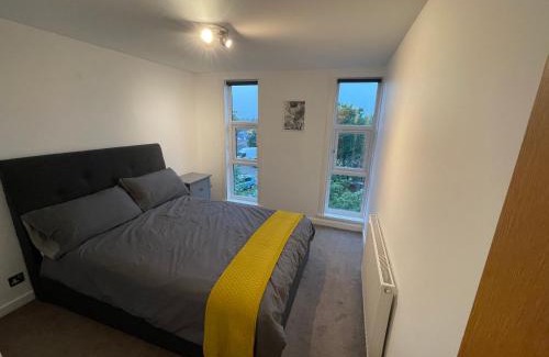Surbiton Hill Apartment | Spacious 2-Bedroom Flat Near Surbiton Station