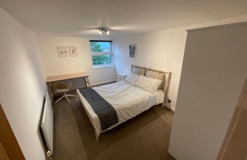 Surbiton Hill Apartment | Spacious 2-Bedroom Flat Near Surbiton Station