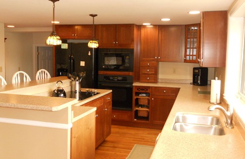Raymond House | Spacious 2 Bedroom Summer Home on Picturesque Panther Pond