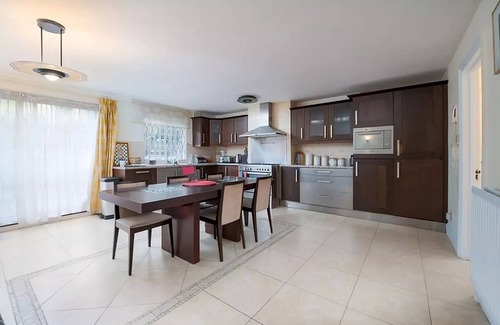 Swiss Cottage House | Spacious 2-bedroom Townhouse with Garden & Patio