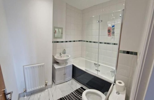 Barnet Apartment | Spacious 2 Bedroom Town House INC Wifi & Netflix PLUS More