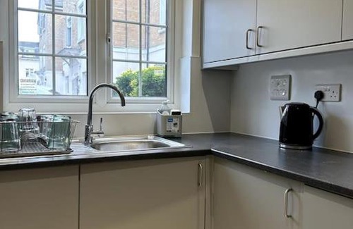Barnet Apartment | Spacious 2 Bedroom Town House INC Wifi & Netflix PLUS More