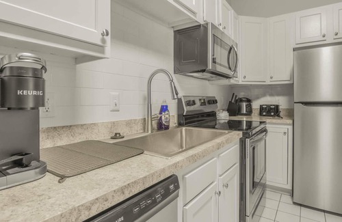 Old Northside Apartment | Spacious 2 Bedroom Apartment - Close To It All!