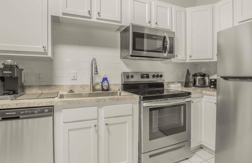 Old Northside Apartment | Spacious 2 Bedroom Apartment - Close To It All!
