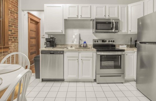Old Northside Apartment | Spacious 2 Bedroom Apartment - Close To It All!