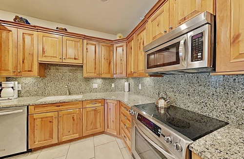 Mammoth Lakes Condo | Spacious 2 Bedroom Condo with Loft! Stargazing, Quiet Neighborhood! by RedAwning