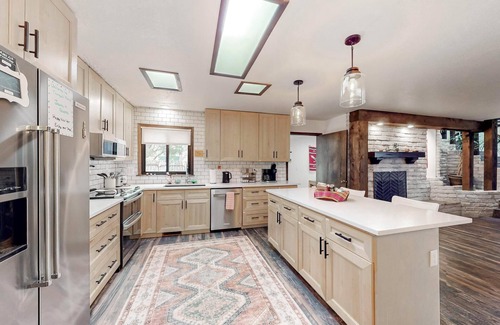 Northeast Heights House | Spacious 2300 Sq Ft| Rooftop Deck/Patio| Hiking Retreat