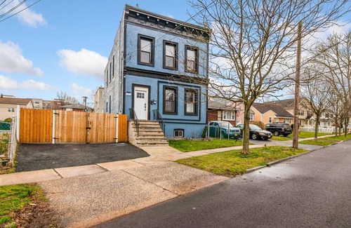 Linden Apartment | Spacious 2BR 10min to EWR, 30 min to NYC